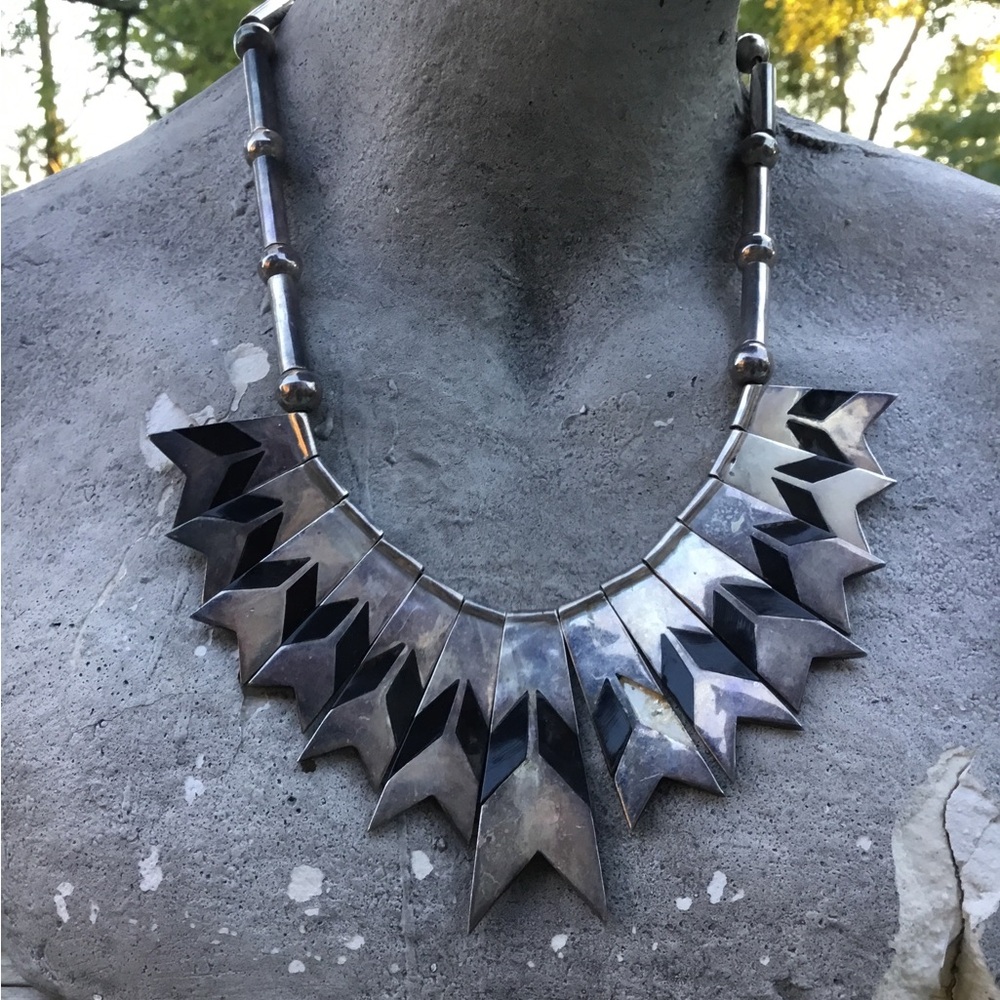 Stunning vintage sterling silver necklace with inlaid onyx…issue
